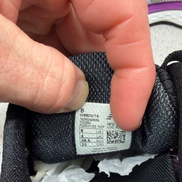 New Balance 880 Women’s size 6 in excellent con White l Purple Athletic Shoes - Picture 2 of 11
